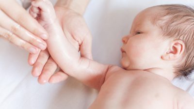 10 Rekomendasi Merk Lotion Anti Nyamuk yang aman untuk Bayi