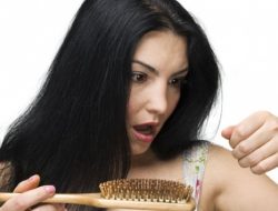 Simak 6 Cara Mencegah Rambut Rontok saat Menopause