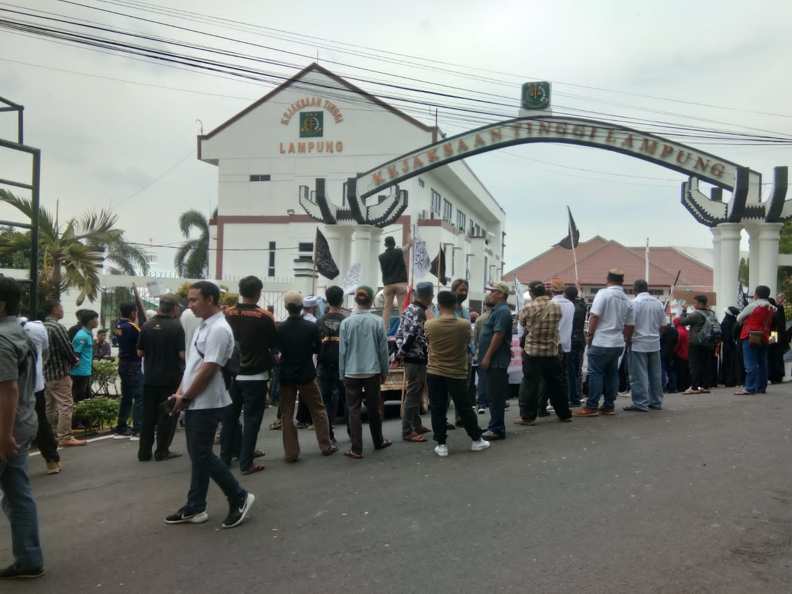 “Stop Kriminalisasi Umat Muslim”, Ratusan Masa Gelar Unjuk Rasa di Kejati dan Polda Lampung